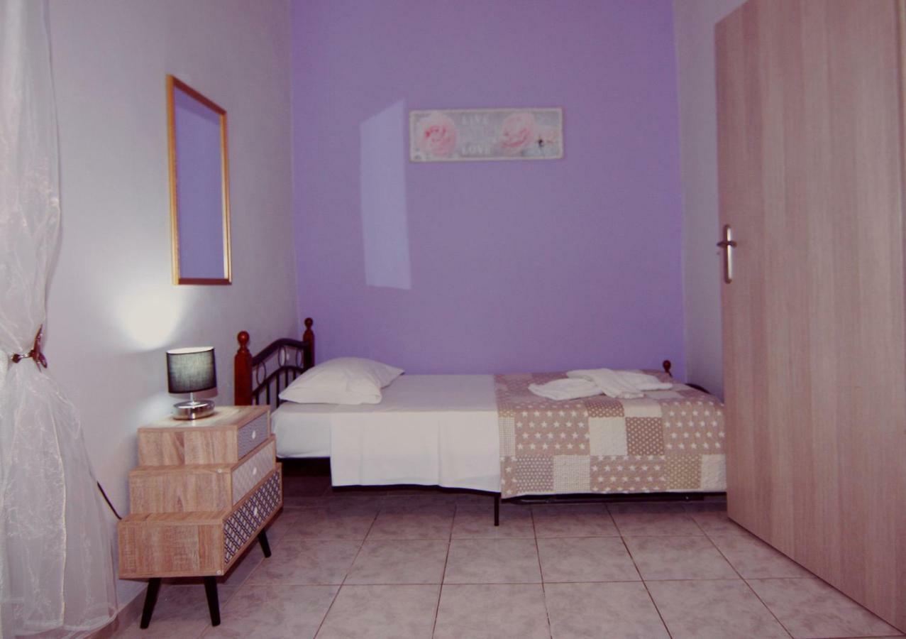 Maria's House In Front Of The Χανιά